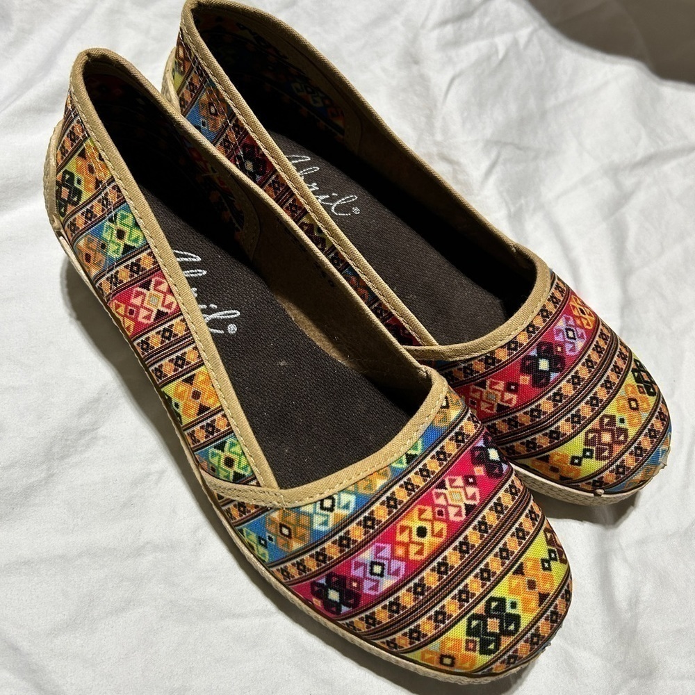 Ladies Abril colorful slip on shoes size 7.5 made in Mexico